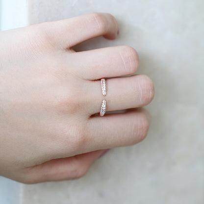 18k玫瑰金微鑲開口鑽石戒指在中指上  18k Rose Gold Micro Pavé Setting Open Ring on middle finger