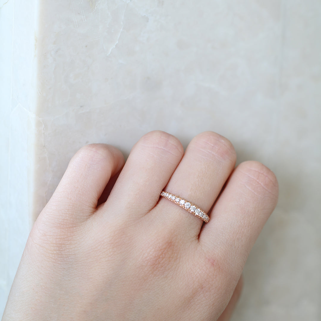 18k玫瑰金漸層鑽石條戒在中指上 18k Rose Gold Graduated French Pavé Diamond Ring on middle finger