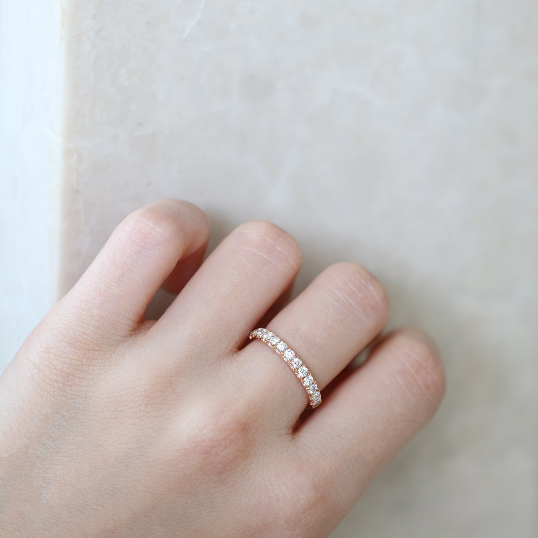 18k玫瑰金輕奢鑽石排戒在中指上 18k Rose Gold Luxurious French Pavé Diamond Ring on middle finger