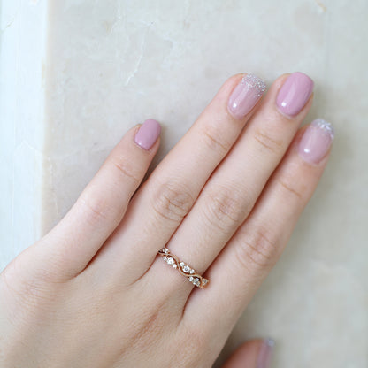 18k玫瑰金波浪珠邊鑽石戒指在中指上 18k Rose Gold Romantic Tide Diamond Ring on middle finger