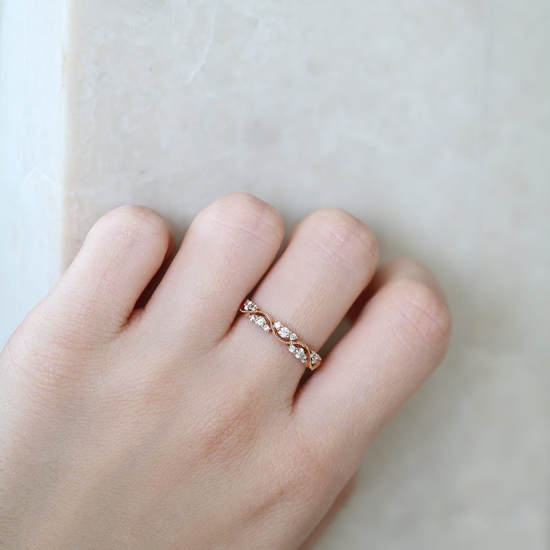 18k玫瑰金波浪珠邊鑽石戒指在中指上 18k Rose Gold Romantic Tide Diamond Ring on middle finger