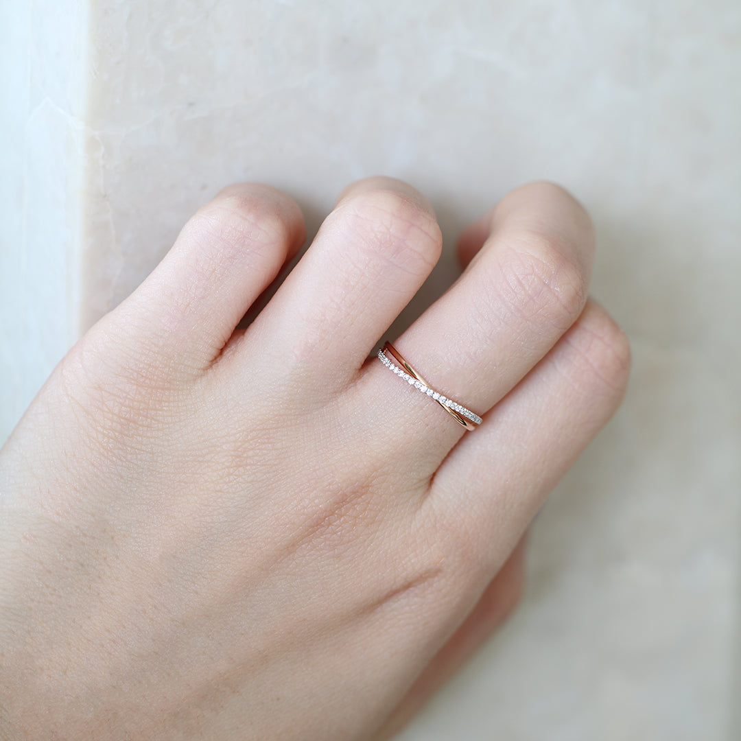 18k玫瑰金交錯鑽石戒指在中指上 18k Rose Gold 2-Row Diamond Ring on middle finger