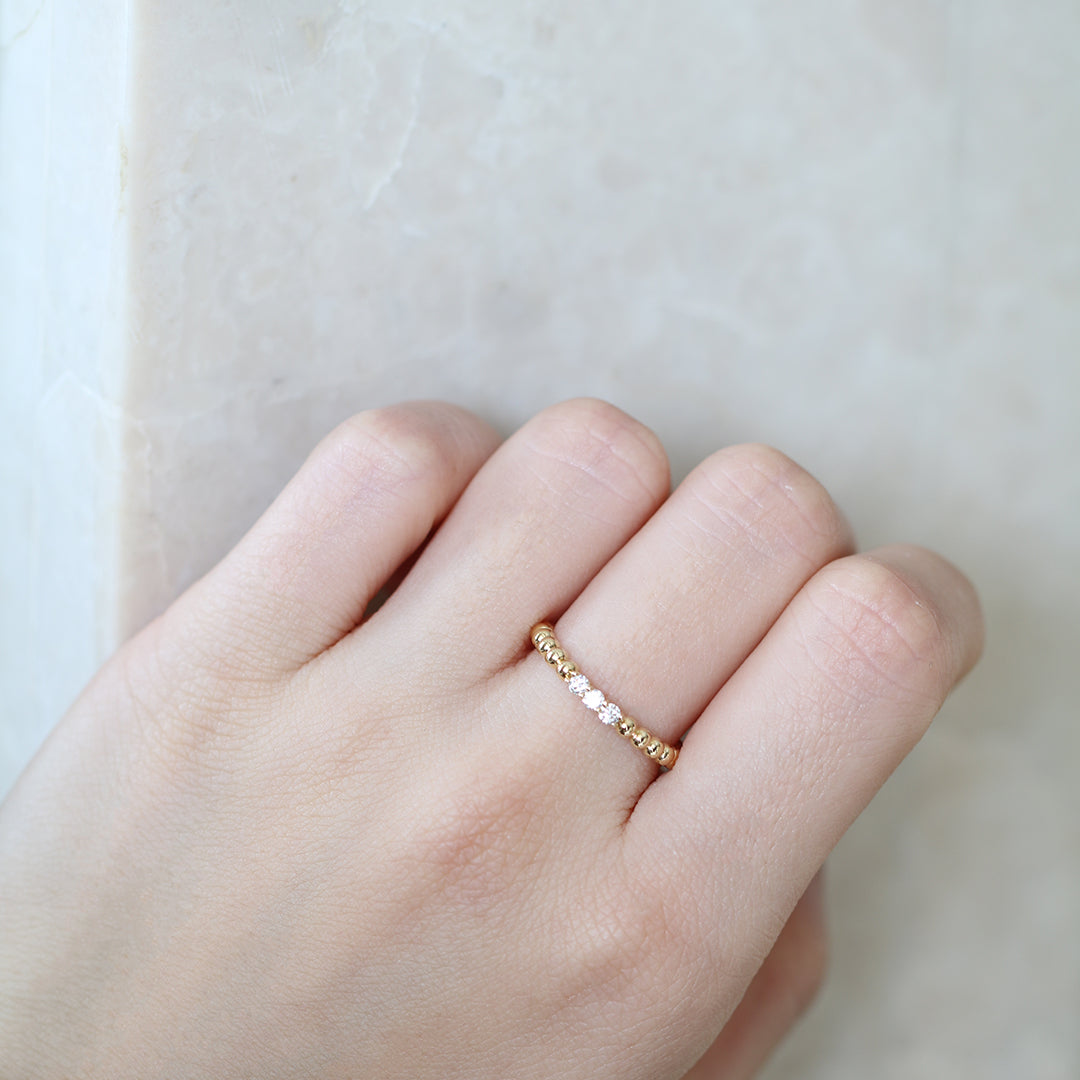 18k黃金珠鑽石線戒在中指上 18k Yellow Gold Beaded Diamond Ring on middle finger