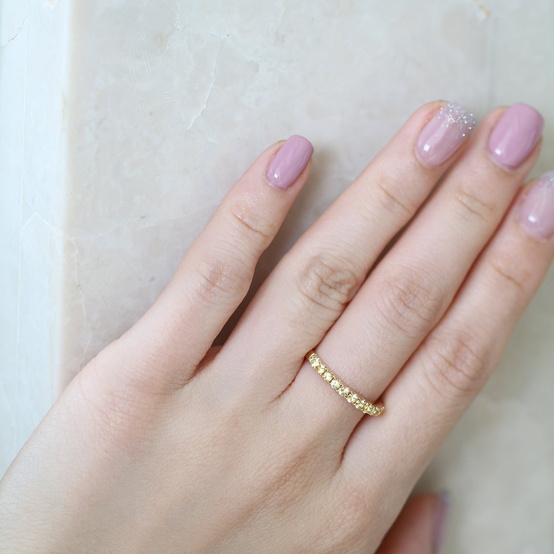 18k黃金黃色藍寶石線戒在中指上 18k Yellow Gold Yellow Sapphire Half Eternity Ring on middle finger
