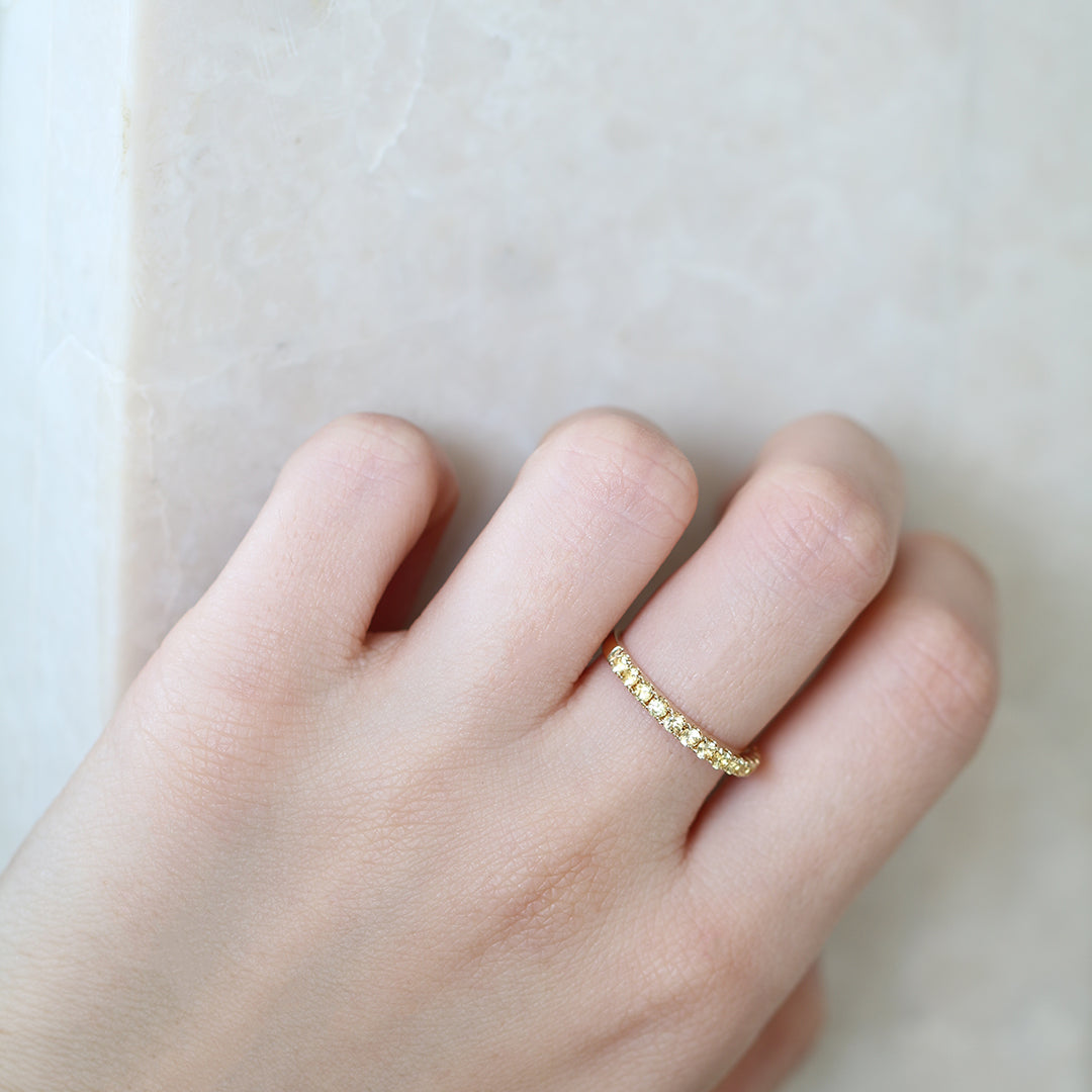 18k黃金黃色藍寶石線戒在中指上 18k Yellow Gold Yellow Sapphire Half Eternity Ring on middle finger