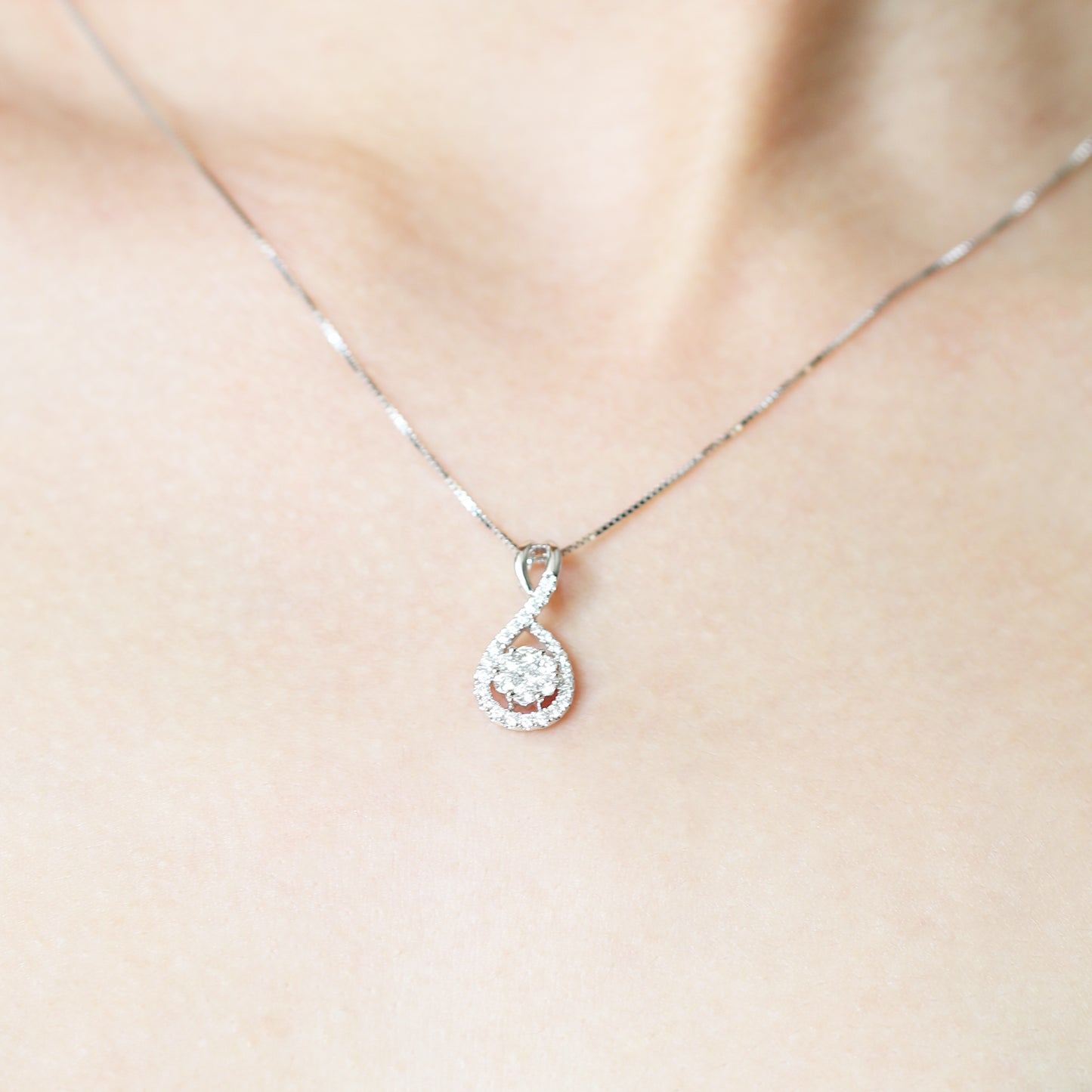 18k White Gold Twisted Round Diamond Necklace on neck 18k白金鑽石頸鏈上身