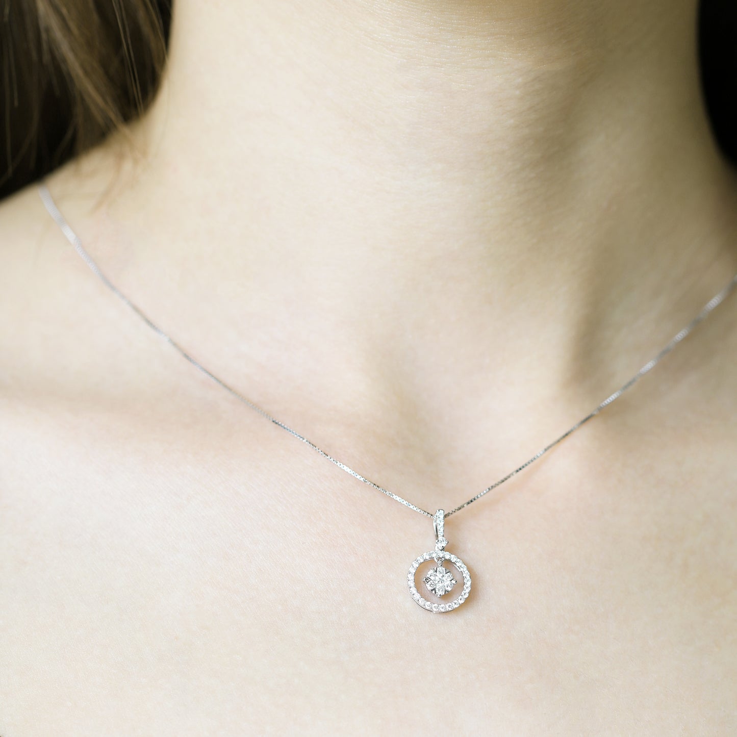 18k白金鑽石頸鏈上身 18k White Gold Round Diamond Necklace on neck