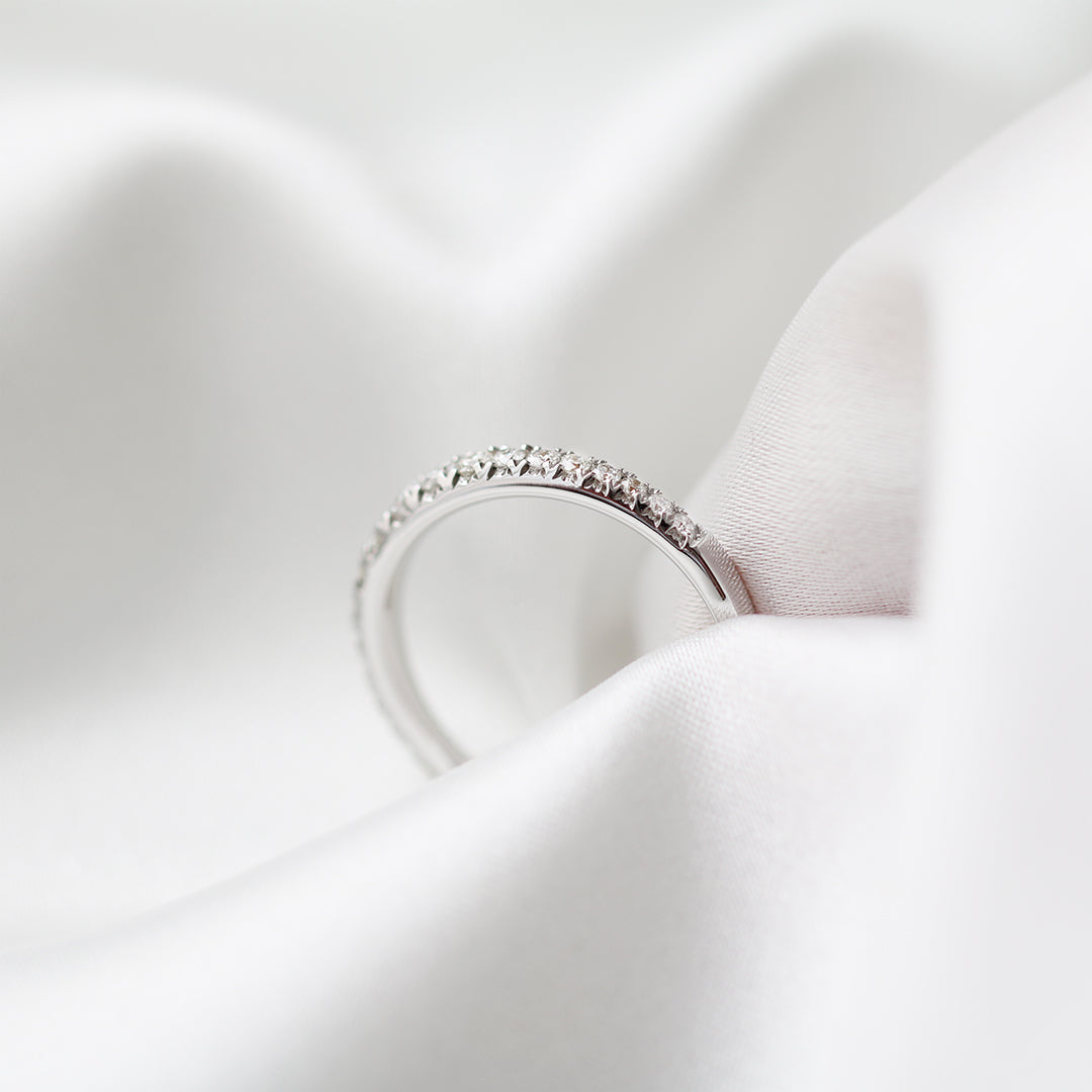 18白金漸層鑽石條戒側面 18k White Gold Graduated French Pavé Diamond Ring side view