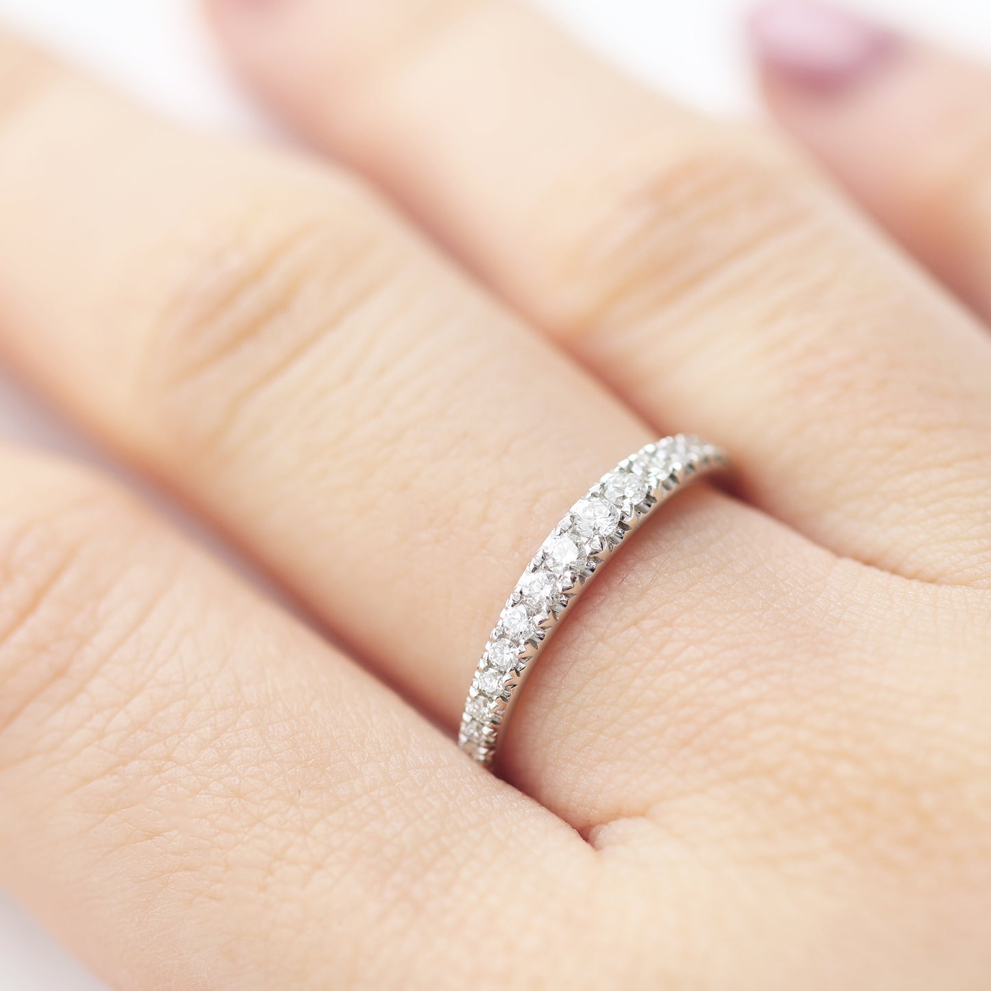 18k白金經典明亮式切割鑽石排戒在中指上 18k White Gold Classic Diamond Half Eternity Ring on middle finger