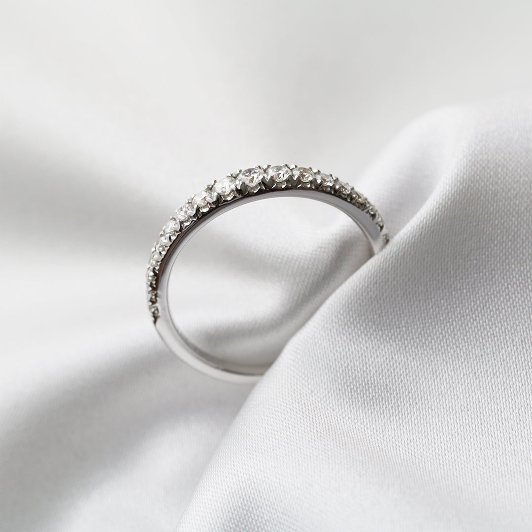 18白金漸層鑽石條戒側面 18k White Gold Graduated French Pavé Diamond Ring side view
