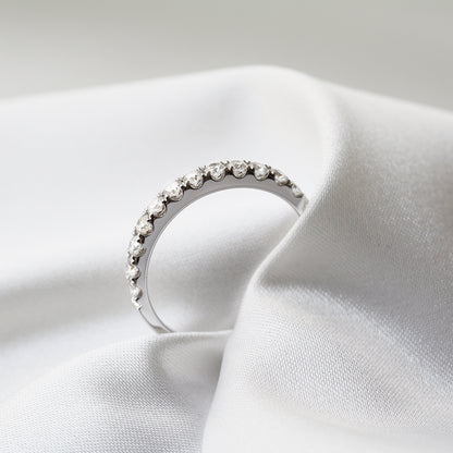 18k白金經典明亮式切割鑽石排戒側面 18k White Gold Classic Diamond Half Eternity Ring side view
