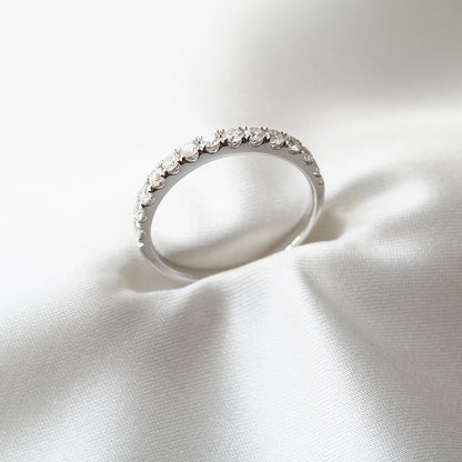 18k白金經典明亮式切割鑽石排戒側面 18k White Gold Classic Diamond Half Eternity Ring side view