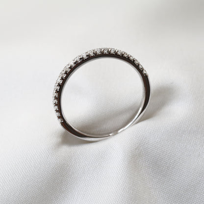 18k白金雅致鑽石線戒側面 18k White Gold Elegant Diamond Half Eternity Ring side view