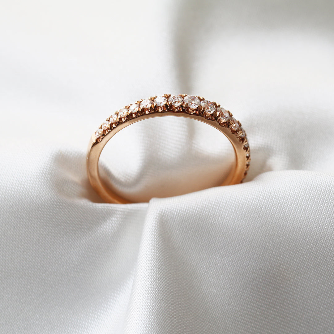 18k玫瑰金漸層鑽石條戒側面 18k Rose Gold Graduated French Pavé Diamond Ring side view