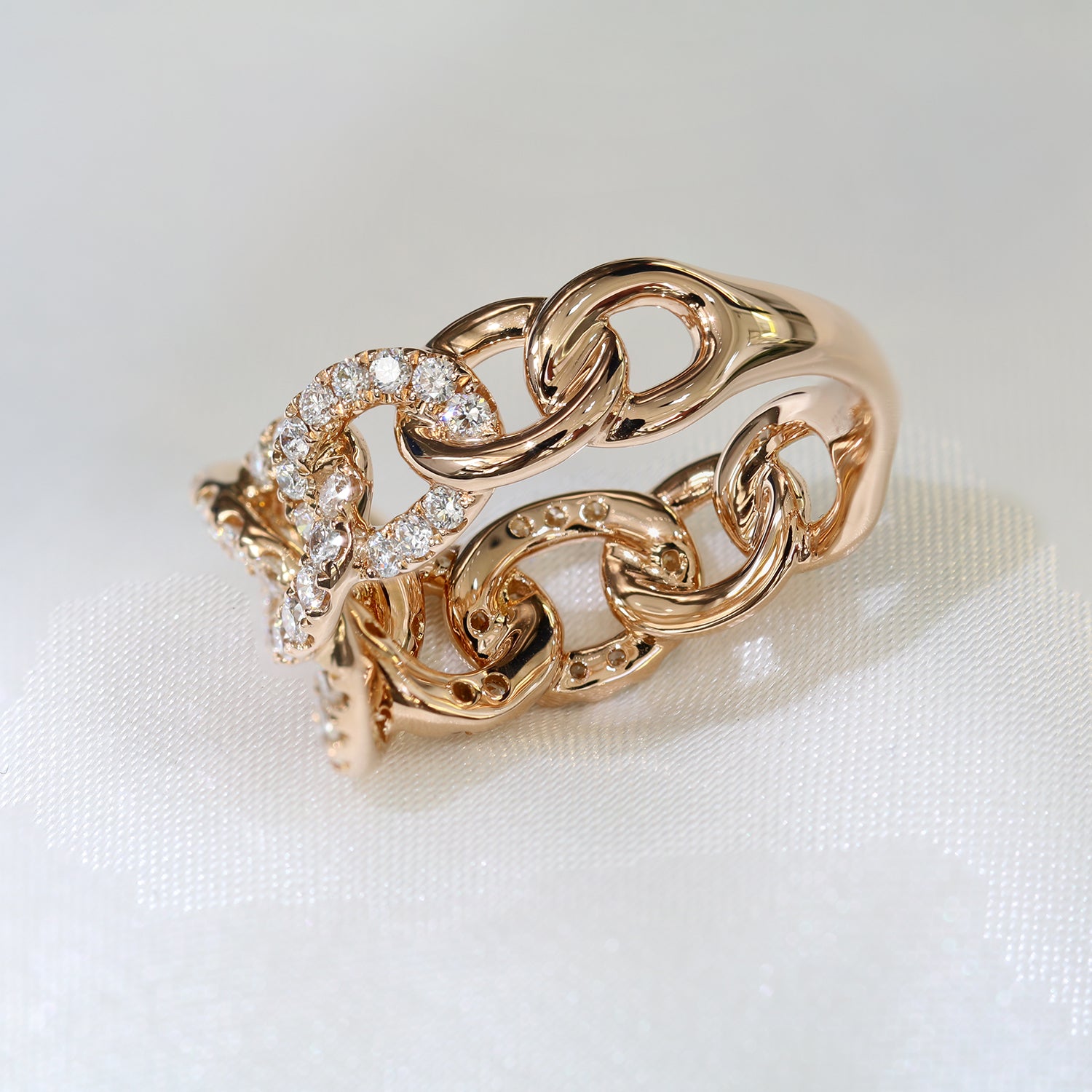 18k玫瑰金鑽石戒指側面  18k Rose Gold Chain Diamond Ring on side view