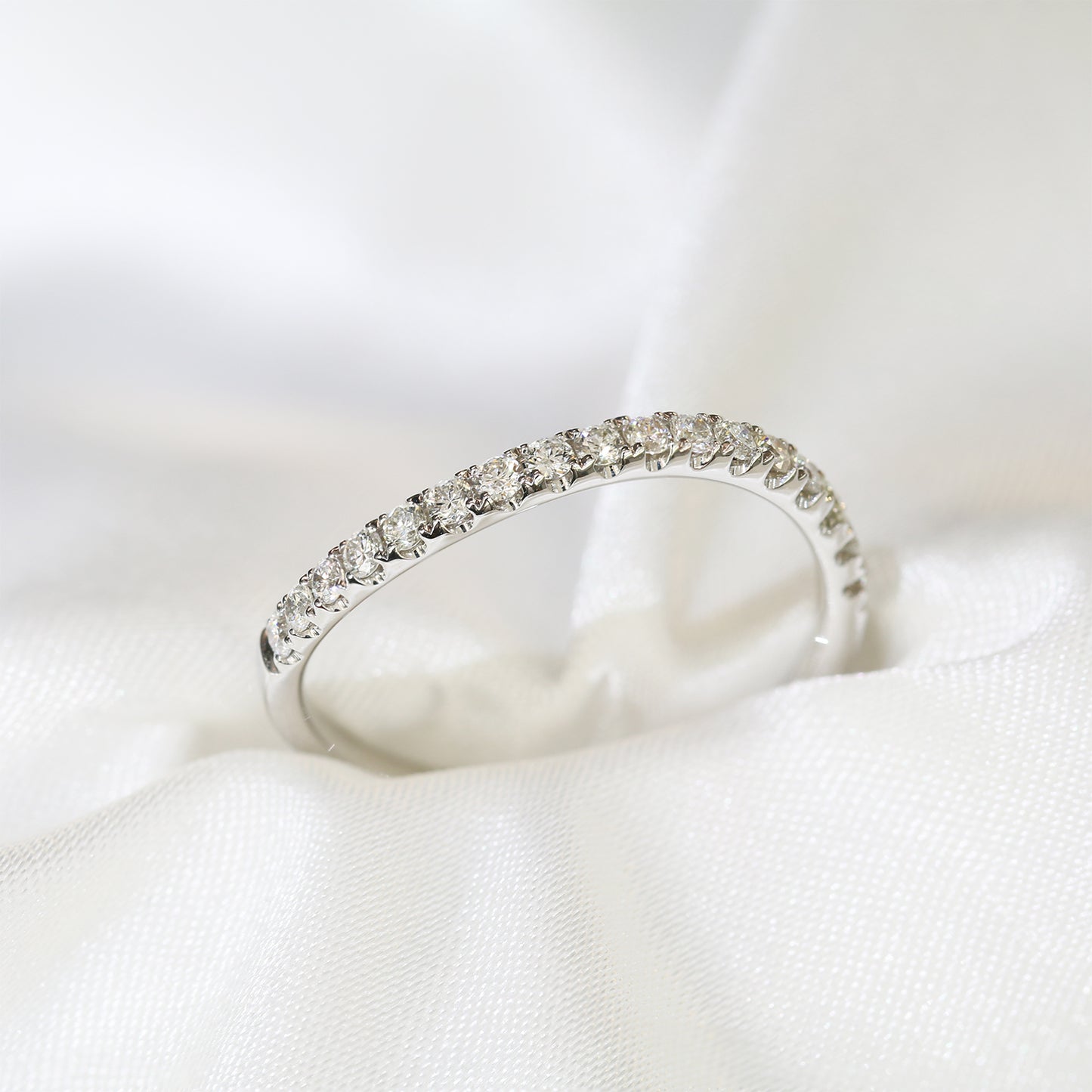 18k白金鑽石線戒側面 18k White Gold Wavy Diamond Ring on side view