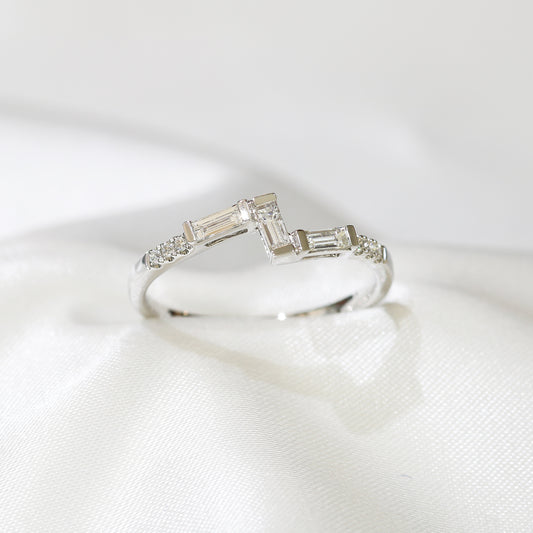 18k白金鑽石排戒側面 18k White Gold Zig Zag Half Eternity Diamond Ring on side view