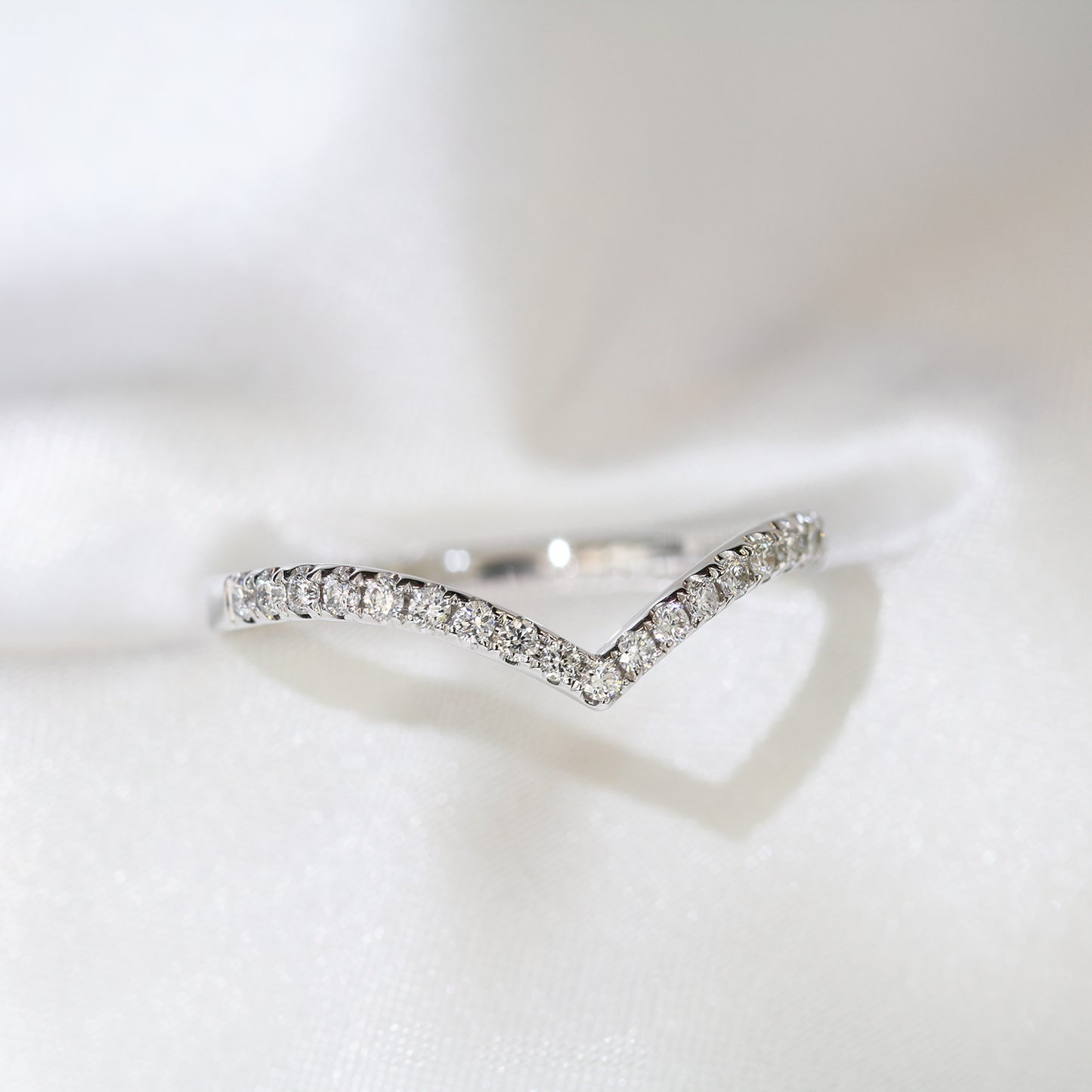 18k白金鑽石V形排戒 18k White Gold V-shaped Diamond Ring