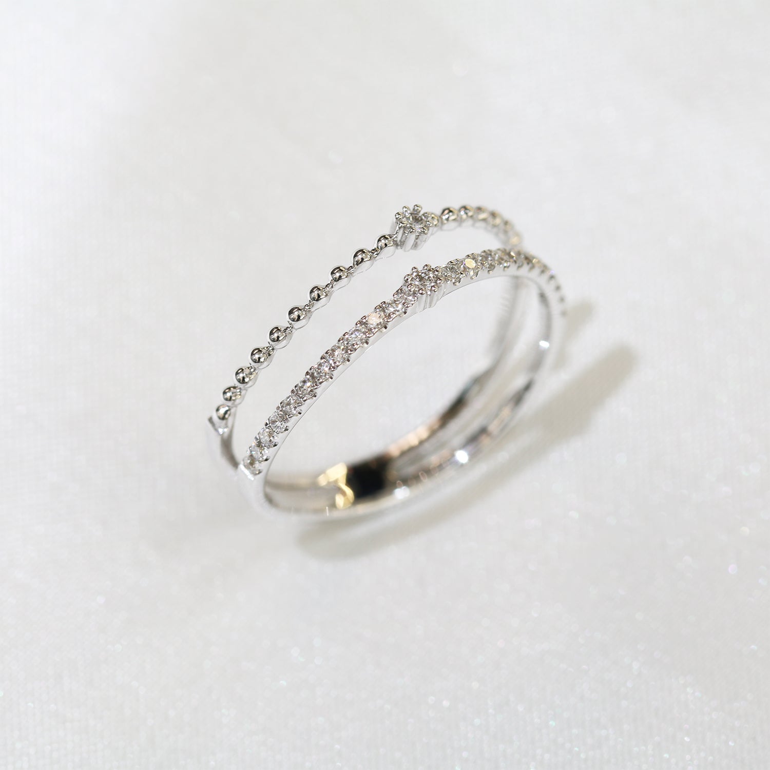 18k白金兩行鑽石排戒側面 White Gold 2-Row Diamond Ring on side view