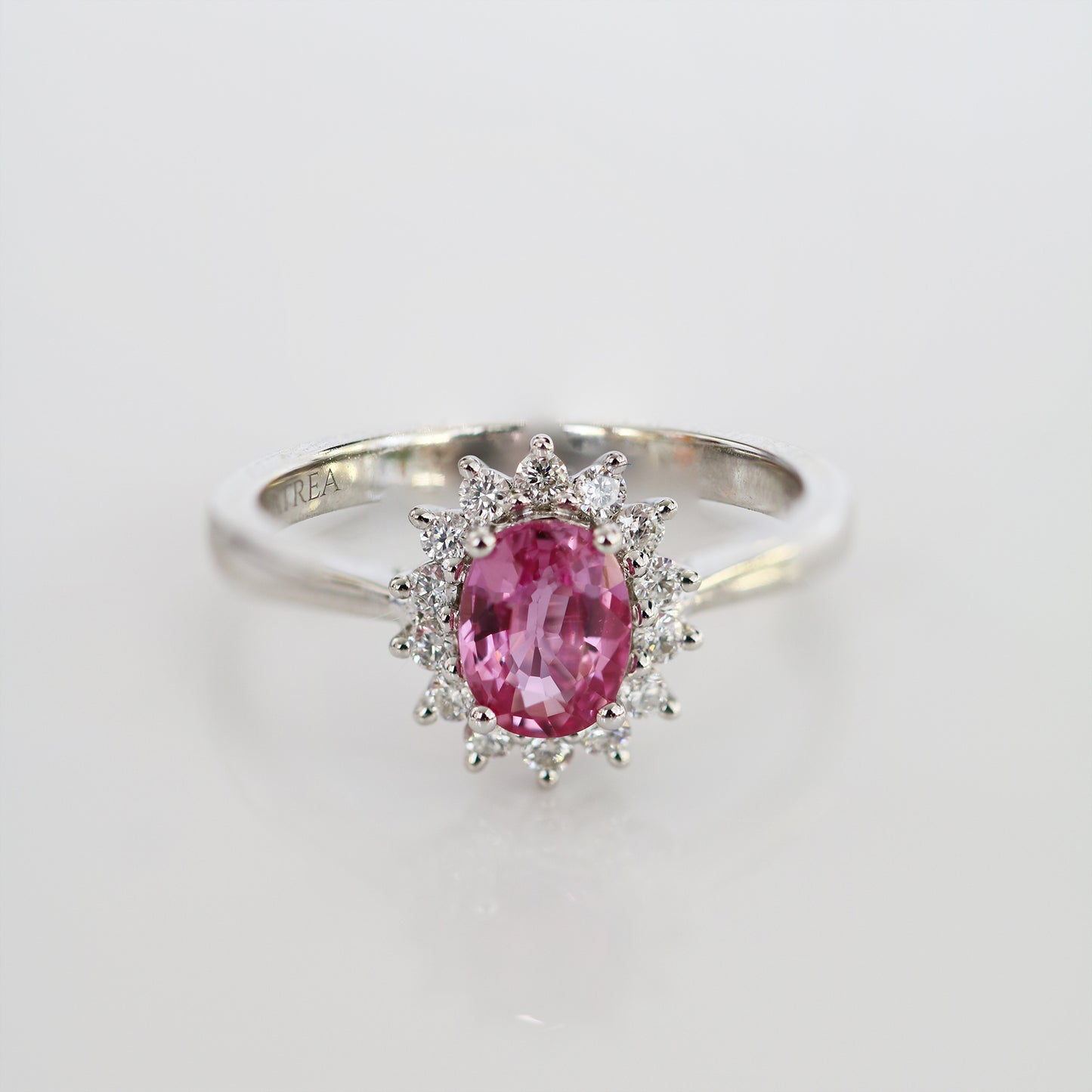 白金粉紅藍寶石戒指側面 White Gold Pink Sapphire Ring on side view